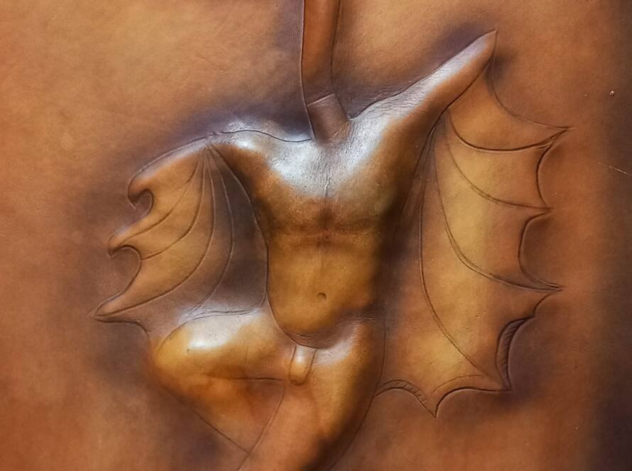 Relieve de figura alada en cuero