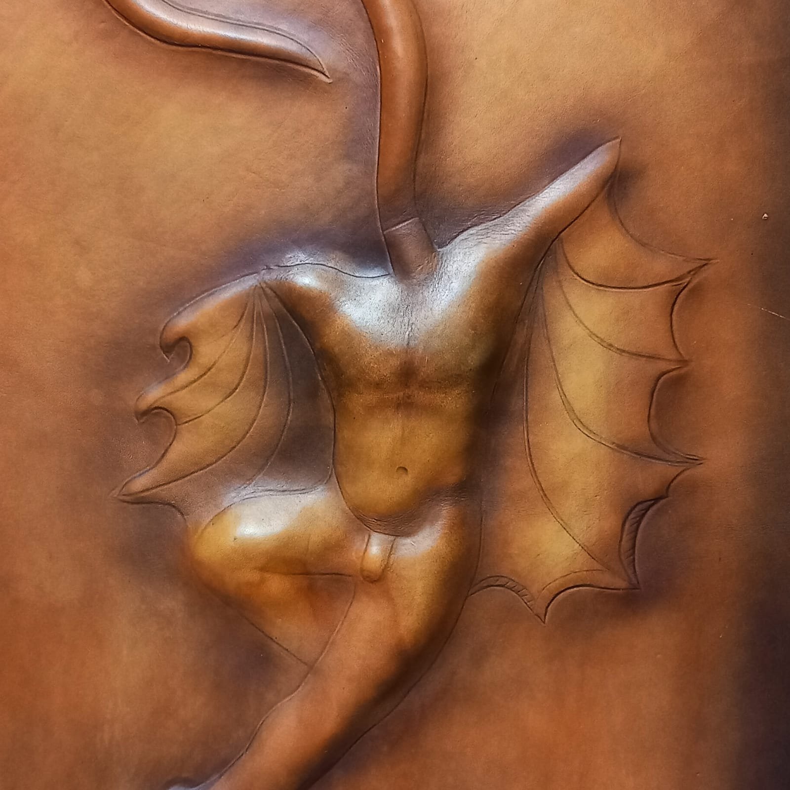 Relieve de figura alada en cuero