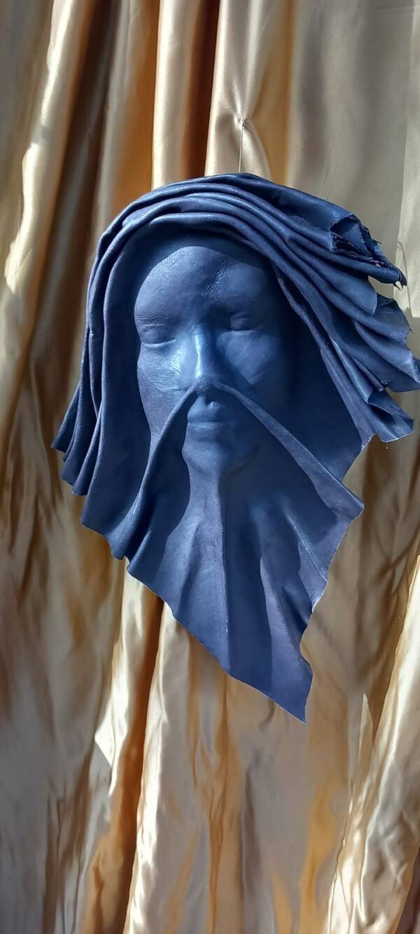 Rostro escultórico en cuero