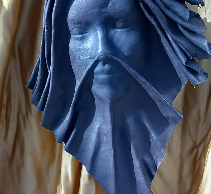 Rostro escultórico en cuero